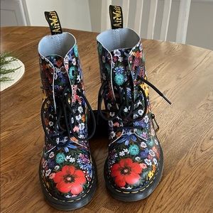 DOC MARTEN’S FLORAL PATTERN BOOTS. SZ.9